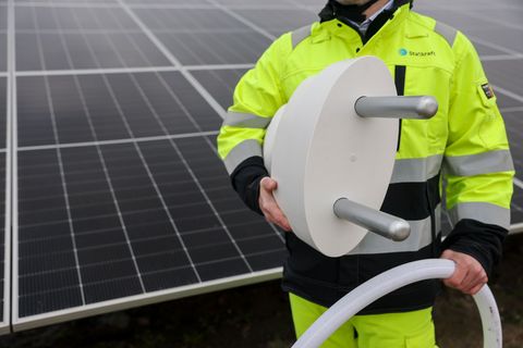 Bei Zerbst hat der norwegische Energiekonzern Statkraft letzten Monat einen Solarpark mit Batteriespeicher symbolisch in Betrieb