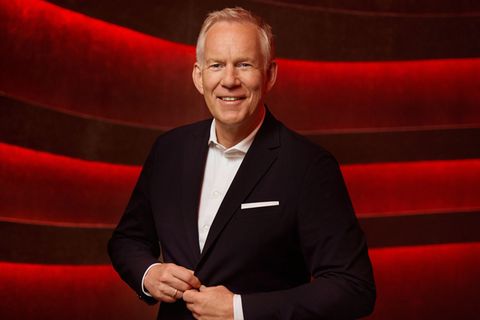 Was schützt uns vor dem Verzweifeln in dunklen Zeiten? Für den Jahresabschluss hat sich Johannes B. Kerner in Schale geschmissen: Der 60-Jährige moderiert vier große ZDF-Formate zum Jahresende und denkt darüber nach, was in schwierigen Zeiten besonders wichtig ist.