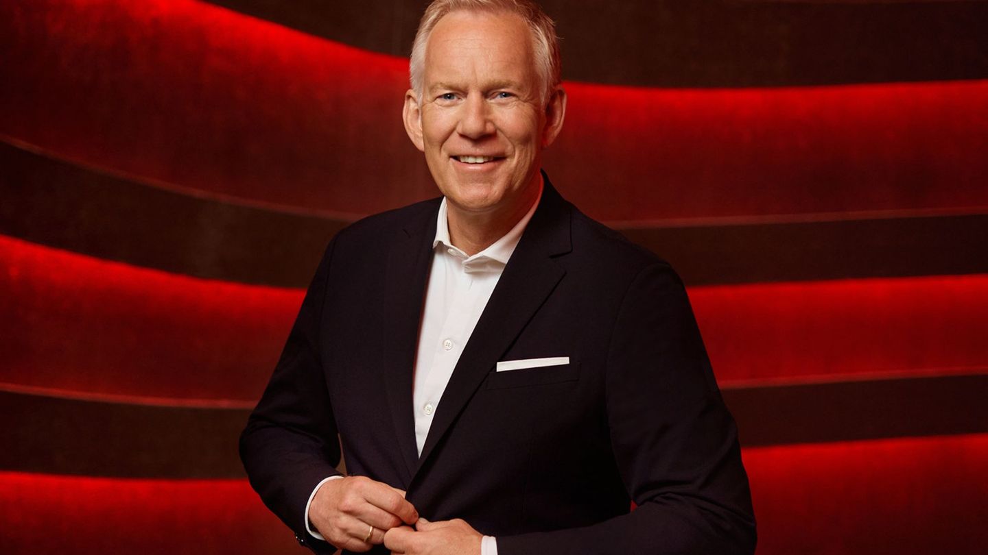 Was schützt uns vor dem Verzweifeln in dunklen Zeiten? Für den Jahresabschluss hat sich Johannes B. Kerner in Schale geschmissen: Der 60-Jährige moderiert vier große ZDF-Formate zum Jahresende und denkt darüber nach, was in schwierigen Zeiten besonders wichtig ist.