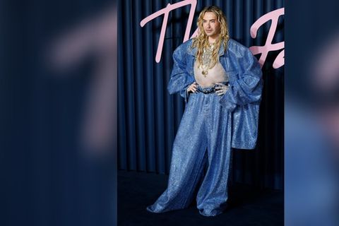 Bill Kaulitz posierte bei den British Fashion Awards 2025 in einem blauen XXL-Anzug von Vetements.