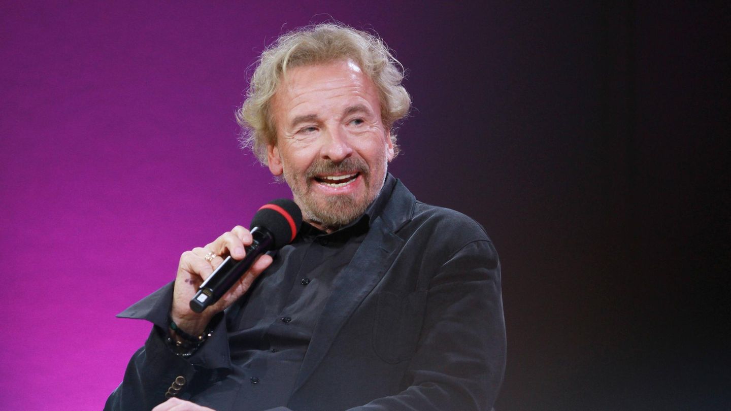 Thomas Gottschalk sitzt in einem Sessel in einer Fernsehshow