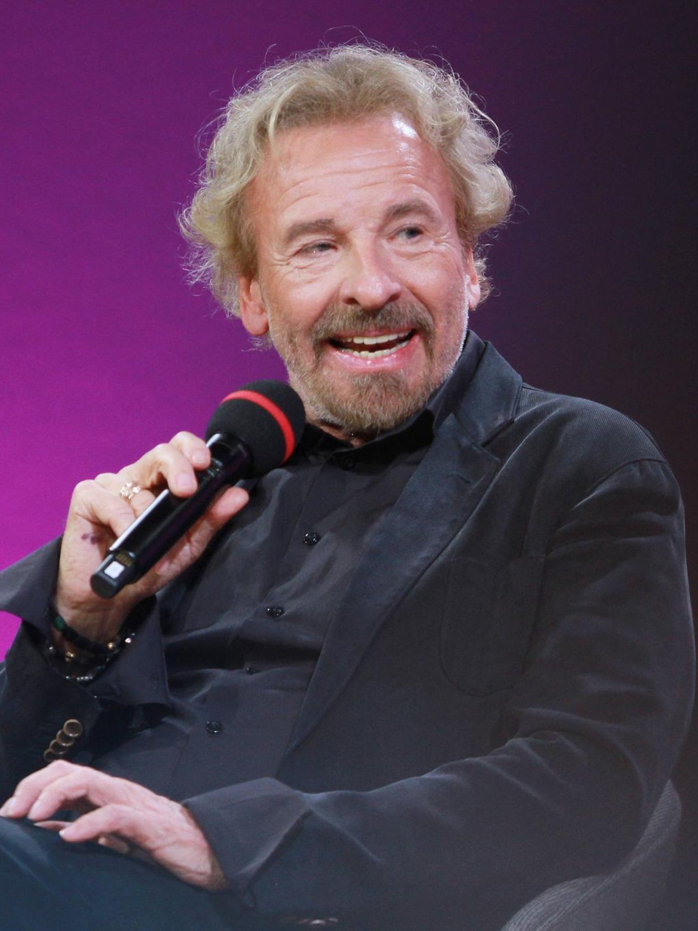 Thomas Gottschalk sitzt in einem Sessel in einer Fernsehshow