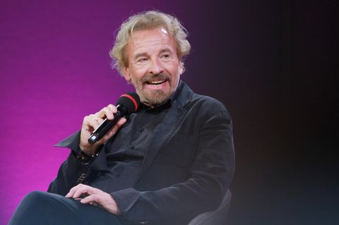 Thomas Gottschalk sitzt in einem Sessel in einer Fernsehshow