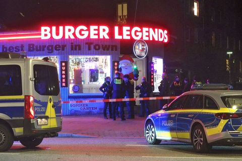 Am Abend fallen in einem Burgerladen in Hamburg-Eimsbüttel Schüsse und ein Mann wird verletzt. Foto: Carsten Neef/News & Art/dpa