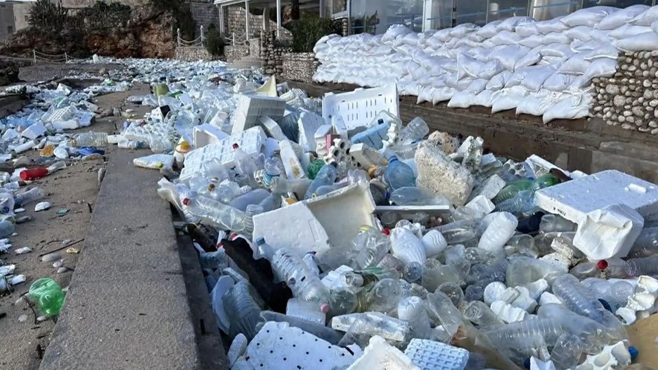 Kroatien Urlaub: Müllberge bedecken Strand in Dubrovnik