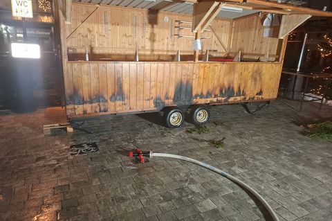 Insgesamt acht Buden sind durch das Feuer beschädigt worden. Foto: -/Kreisfeuerwehrverband Cham/dpa