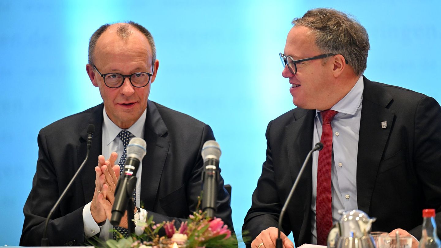 Bundeskanzler Friedrich Merz (CDU) ist in Thüringen zu Besuch - und trifft dort auch Ministerpräsident Mario Voigt. Foto: Martin