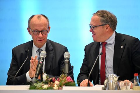 Bundeskanzler Friedrich Merz (CDU) ist in Thüringen zu Besuch - und trifft dort auch Ministerpräsident Mario Voigt. Foto: Martin