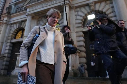 Im grellen Licht der Öffentlichkeit: Christina Block vor dem Landgericht Hamburg