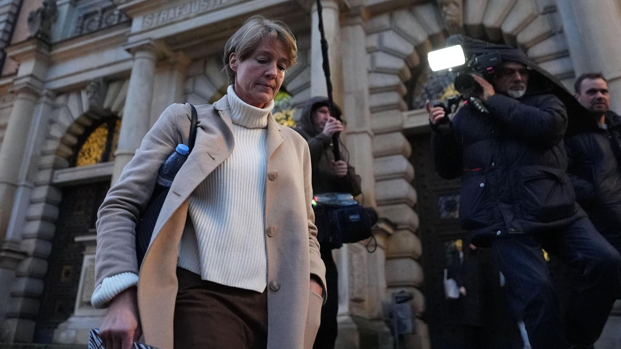 Im grellen Licht der Öffentlichkeit: Christina Block vor dem Landgericht Hamburg