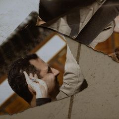 Regime in Fetzen: Dieses zerrissene Foto lag Tage nach dem Sturz von Baschar al-Assad auf dem Boden der geplünderten Villa seiner Schwester Buschra in Damaskus