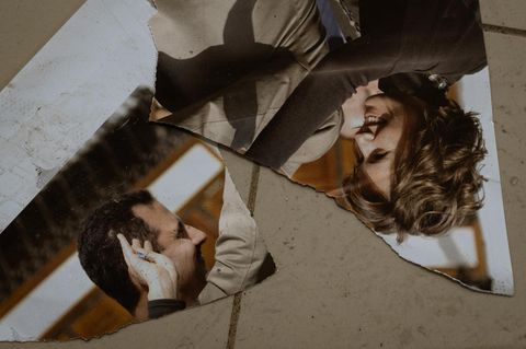 Regime in Fetzen: Dieses zerrissene Foto lag Tage nach dem Sturz von Baschar al-Assad auf dem Boden der geplünderten Villa seiner Schwester Buschra in Damaskus