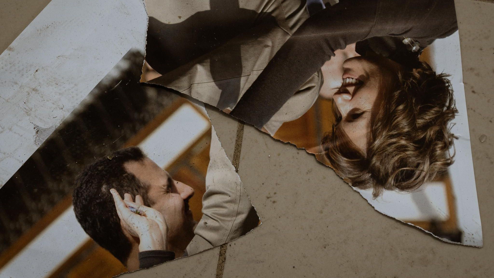 Regime in Fetzen: Dieses zerrissene Foto lag Tage nach dem Sturz von Baschar al-Assad auf dem Boden der geplünderten Villa seiner Schwester Buschra in Damaskus