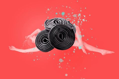 Illustration: Frau mit hohem Blutdruck und schwachen Beinen liegt unter Lakritzschnecken