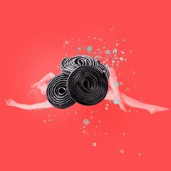 Illustration: Frau mit hohem Blutdruck und schwachen Beinen liegt unter Lakritzschnecken