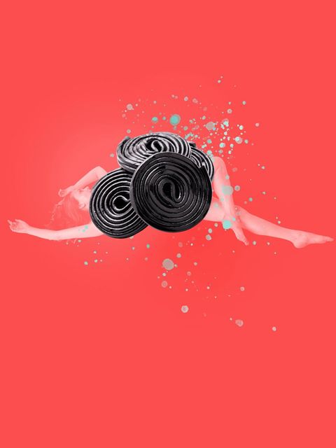 Illustration: Frau mit hohem Blutdruck und schwachen Beinen liegt unter Lakritzschnecken