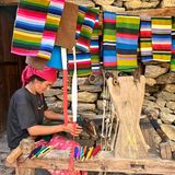 Berghandel: In einigen Dörfern bieten die Bewohnerinnen ihre Webarbeiten an