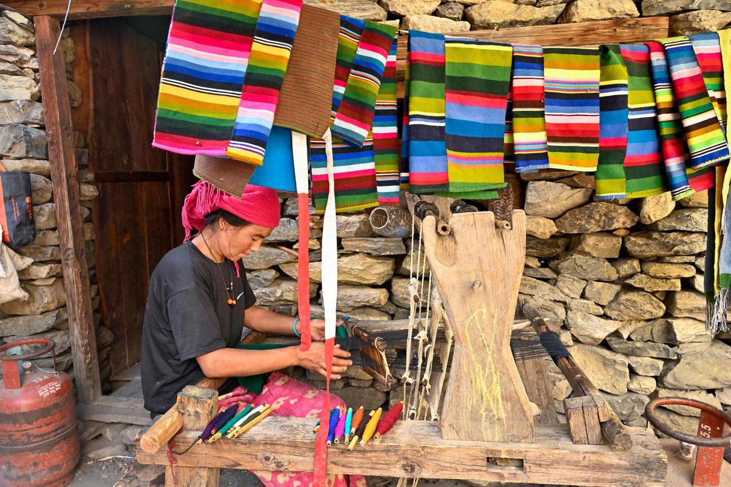 Berghandel: In einigen Dörfern bieten die Bewohnerinnen ihre Webarbeiten an