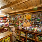 Auf 3100 Meter Höhe bietet ein Händler bunte Süßigkeiten und Schulutensilien an, die von weither gebracht wurden – auf Maultieren