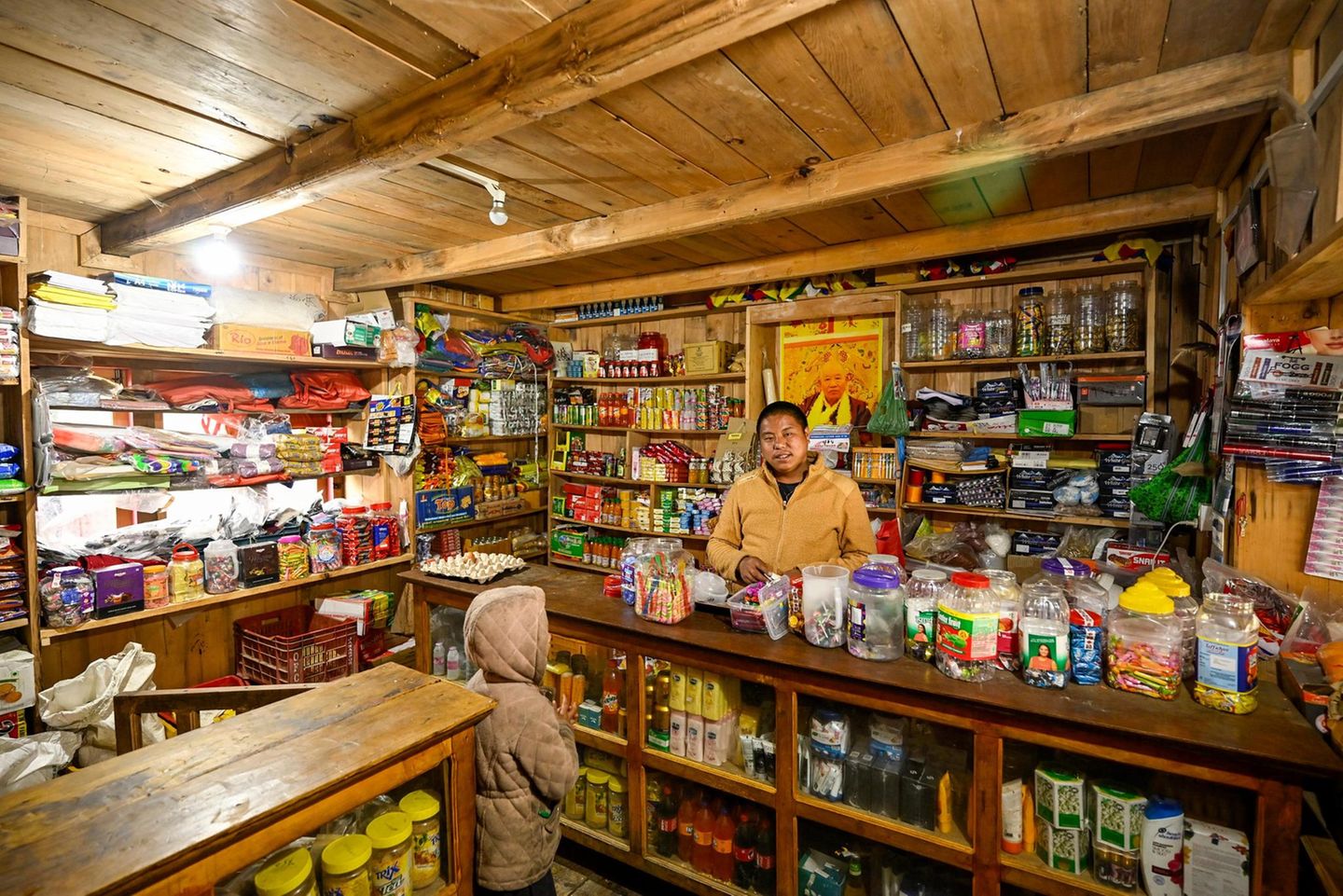 Auf 3100 Meter Höhe bietet ein Händler bunte Süßigkeiten und Schulutensilien an, die von weither gebracht wurden – auf Maultieren