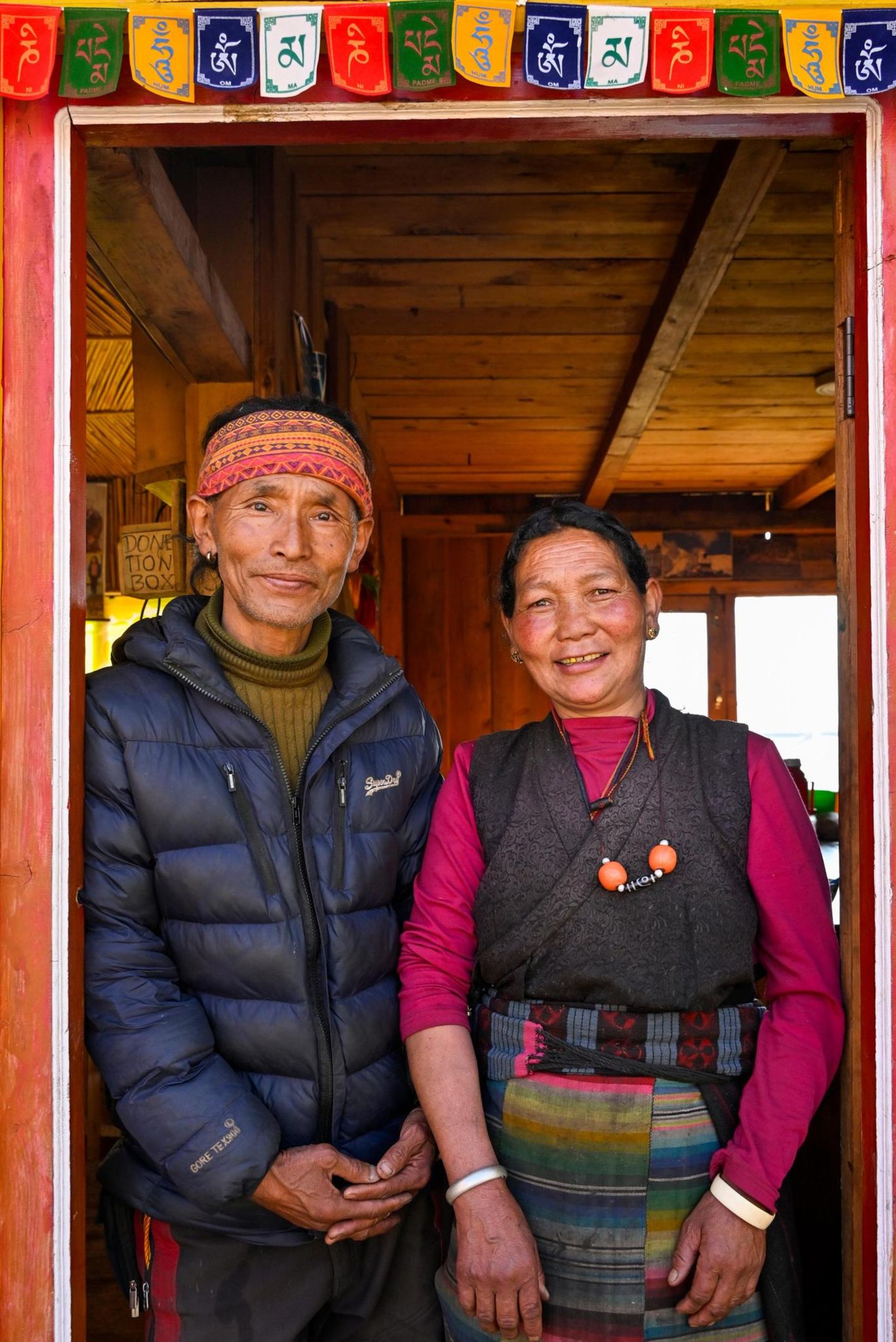 Willkommen zum Tee: Die Wanderer übernachten in einfachen Unterkünften, die aber von sehr herzlichen Gastgebern bewirtschaftet werden