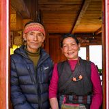 Willkommen zum Tee: Die Wanderer übernachten in einfachen Unterkünften, die aber von sehr herzlichen Gastgebern bewirtschaftet werden