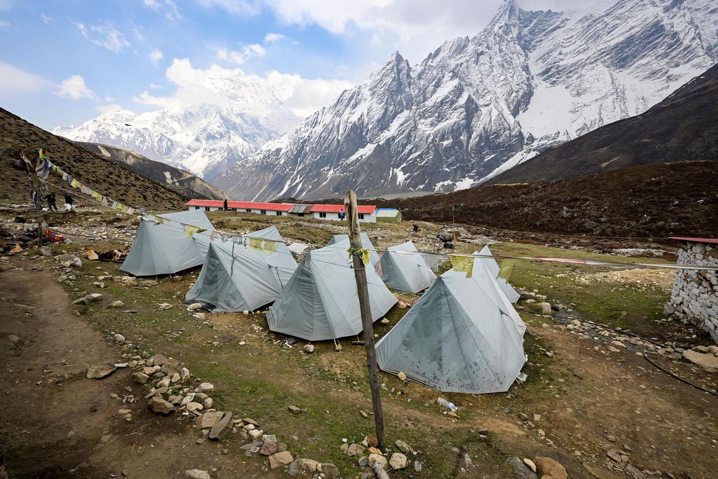 Auf 4460 Metern kann es nachts frisch werden. Glück hat, wer in einem der Gebäude (hinten) schläft
