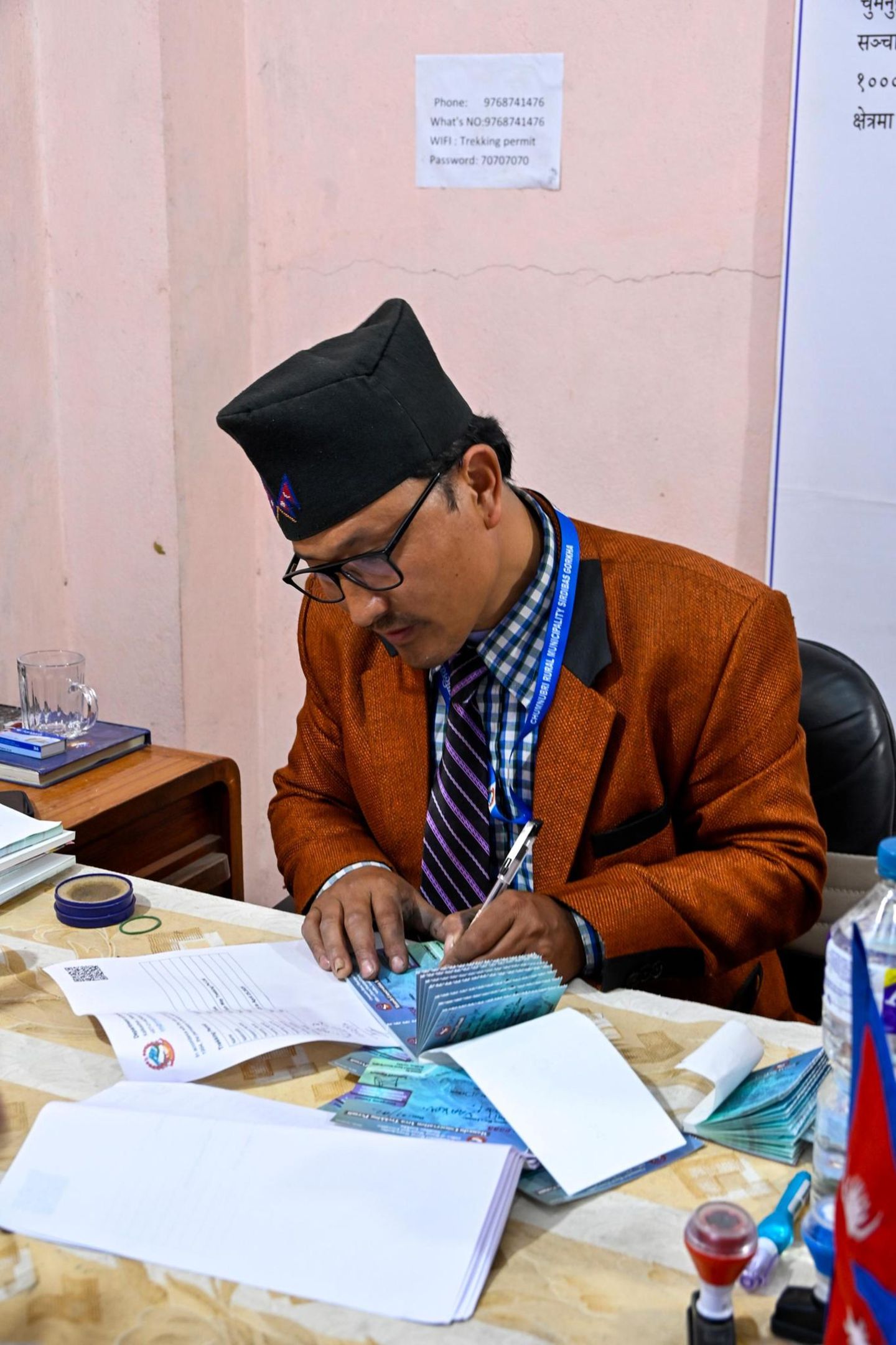 Mit Stempel und Unterschrift: Touren wie der Manaslu-Rundweg sind nur dem erlaubt, der einen Passierschein erworben hat, etwa bei diesem gut gekleideten Herrn