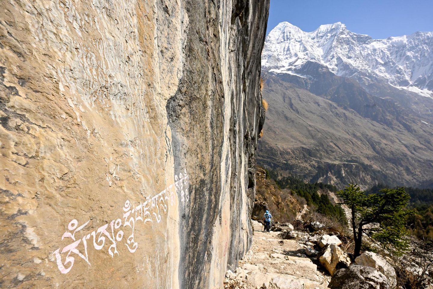 Botschaften im Fels: Es sind Mantras Buddhas, die Wanderer auch auf entlegenen Wegen begleiten
