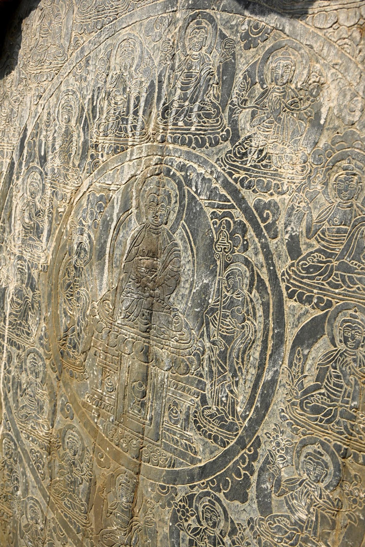 Auf dieser Schiefertafel sind Buddha und Bodhisattwas festgehalten, also Wesen, die nach Tugendvollkommenheit streben