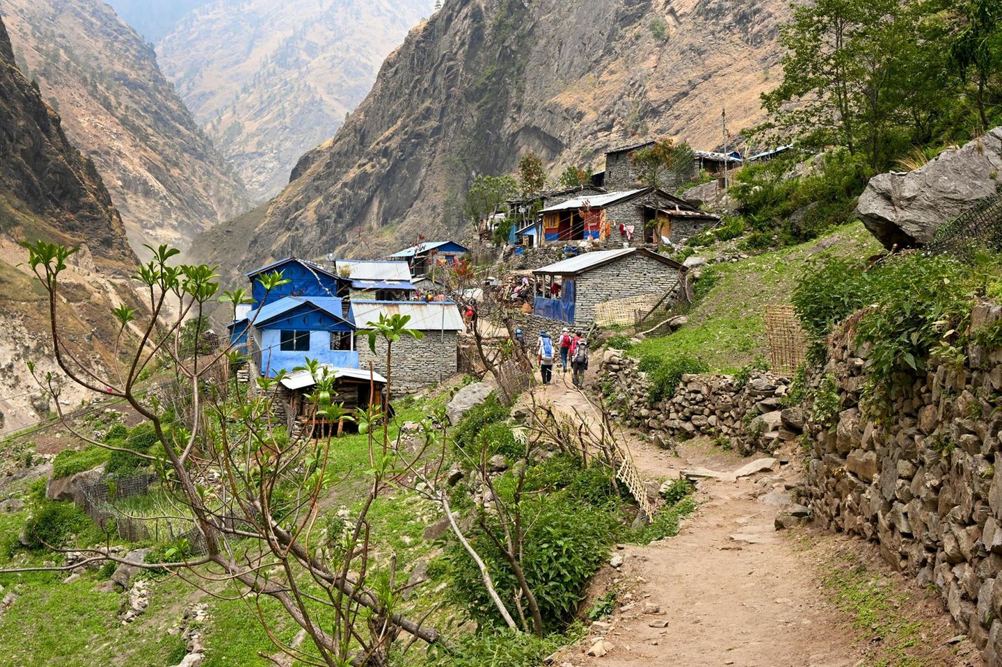 Zu Beginn der Manaslu-Umrundung passiert man Dörfer, in denen nur wenige Menschen ausharren