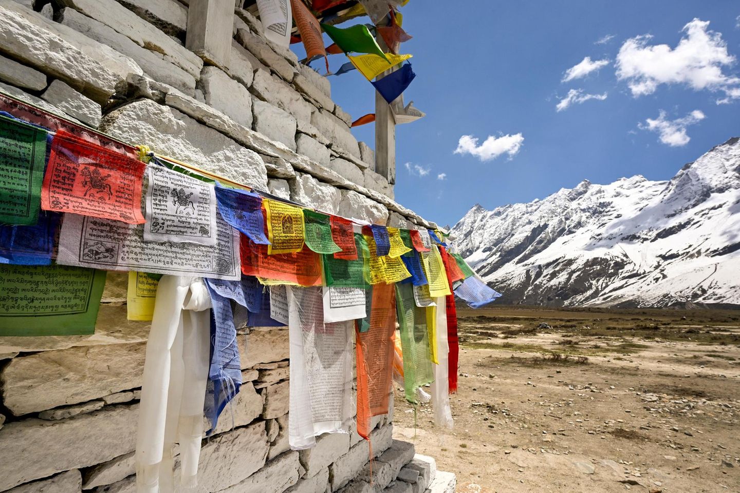 Fahnenfroh: eine Stupa auf etwa 3500 Metern