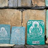 An vielen Stupas, also kleinen Denkmälern entlang des Weges, lehnen Schieferntafeln mit buddhistischen Motiven