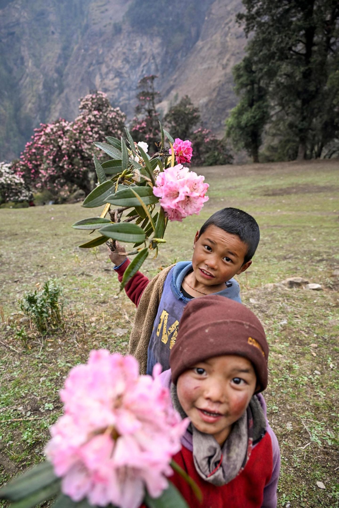 Blumenkinder: Am Kloster Serang begrüßen die Schüler den Ankommenden mit Rhododendron