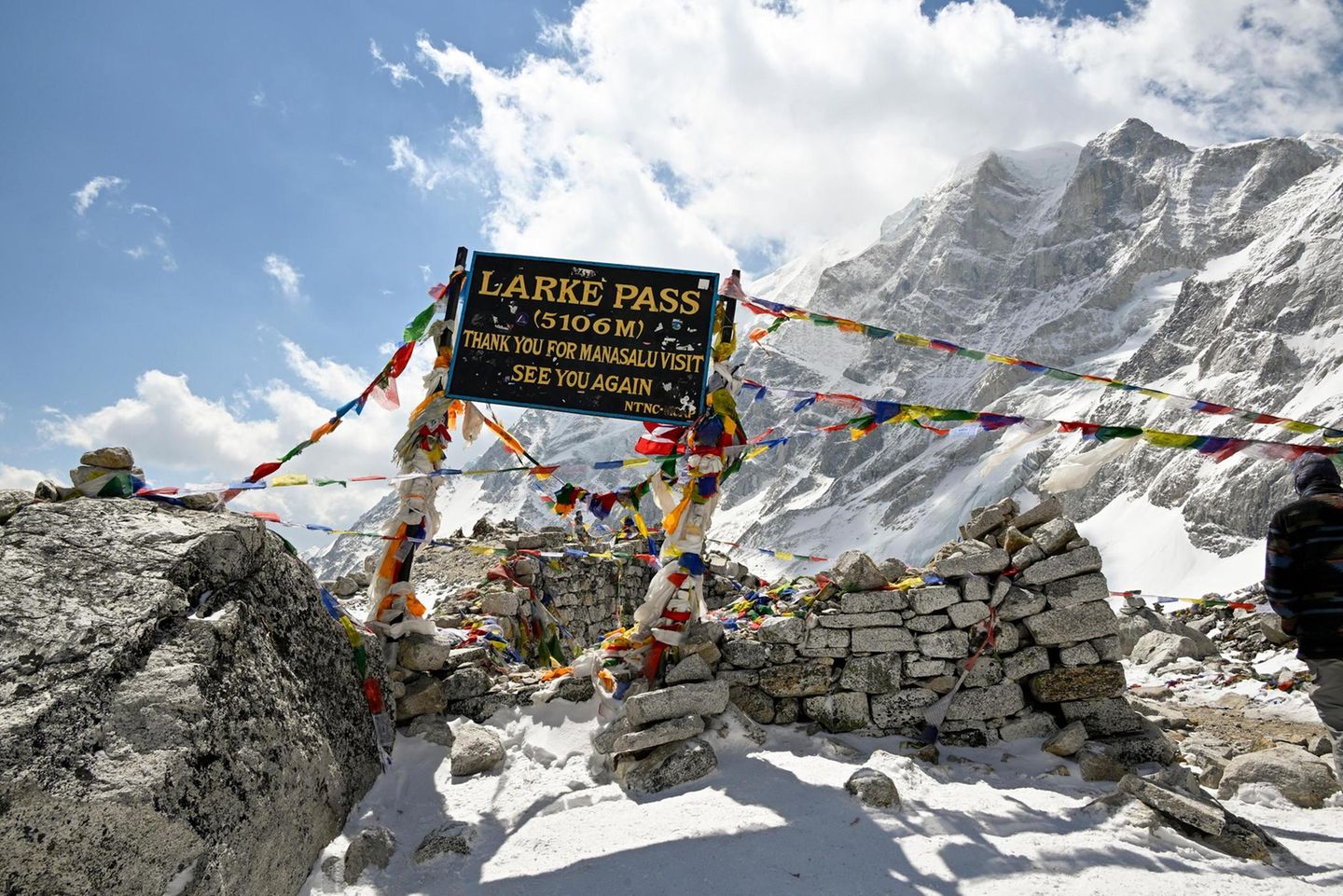 Auf 5106 Metern lädt das Pass-Schild Wanderer zum Wiedersehen ein