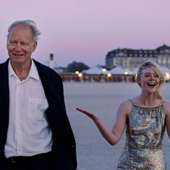 Ein seltenes Lächeln: der Regisseur (Stellan Skarsgård) mit seiner Schauspielerin (Elle Fanning)
