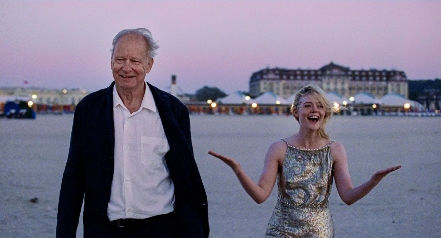 Ein seltenes Lächeln: der Regisseur (Stellan Skarsgård) mit seiner Schauspielerin (Elle Fanning)