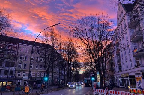 Was für ein Himmel: Im Norden konnte am Dienstagmorgen in Hamburg ein schöner Sonnenaufgang bewundert werden. Foto: Benjamin Hal