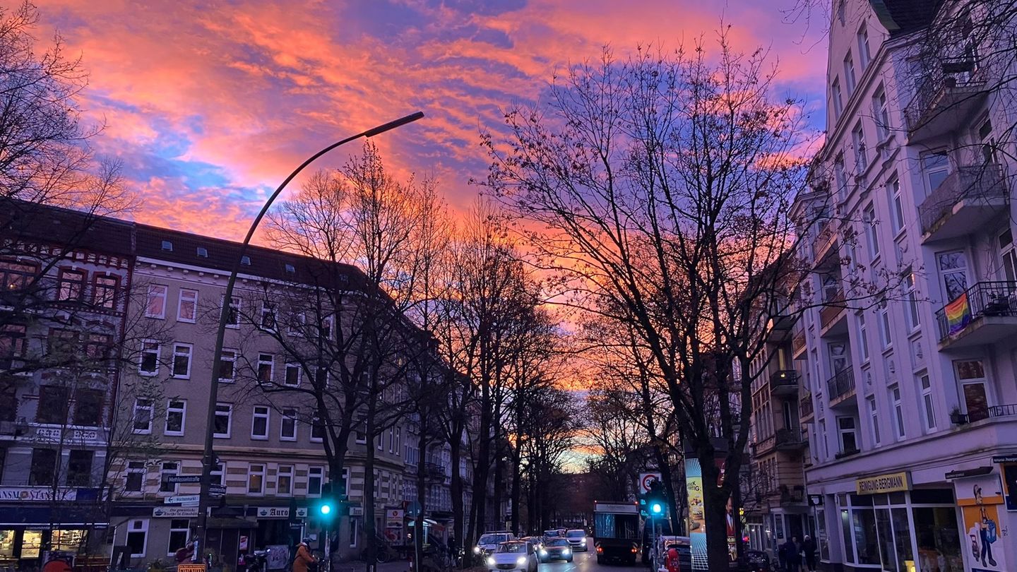 Was für ein Himmel: Im Norden konnte am Dienstagmorgen in Hamburg ein schöner Sonnenaufgang bewundert werden. Foto: Benjamin Hal