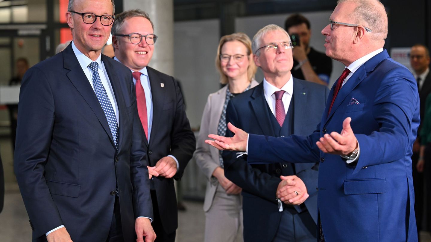 Erste Station des Antrittsbesuches von Bundeskanzler Friedrich Merz war das Fraunhofer-Institut für Angewandte Optik und Feinmec