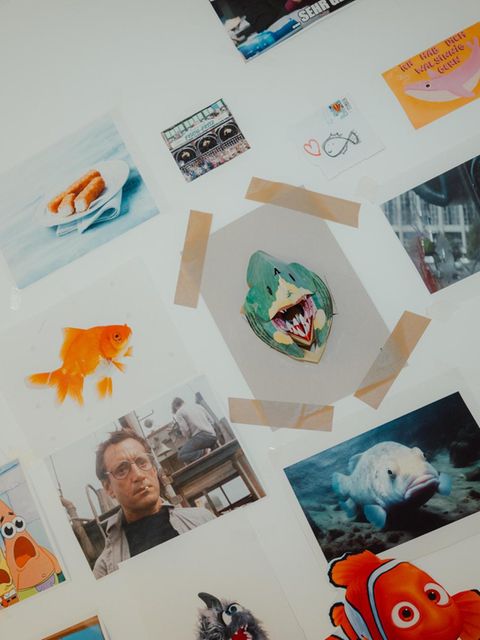 Homeoffice: Eine Wand mit unterschiedlichen Bildern von Fischen