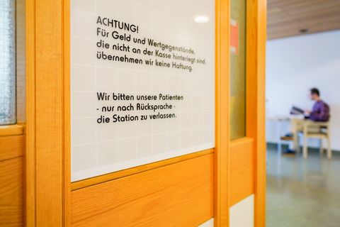 Ein Mann soll bundesweit vor allem ältere Menschen in Krankenhäusern bestohlen haben - die Staatsanwaltschaft Heidelberg hat Ank