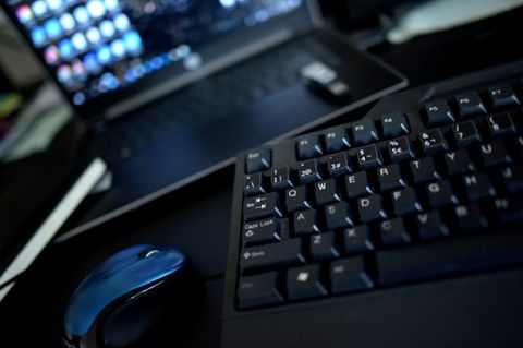 Laptop mit Maus und Tastatur