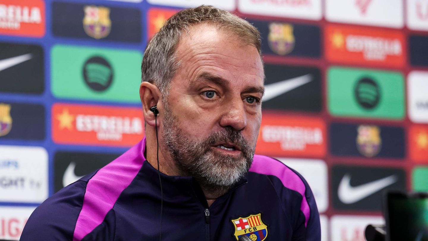 Hansi Flick bei einer Pressekonferenz des FC Barcelona