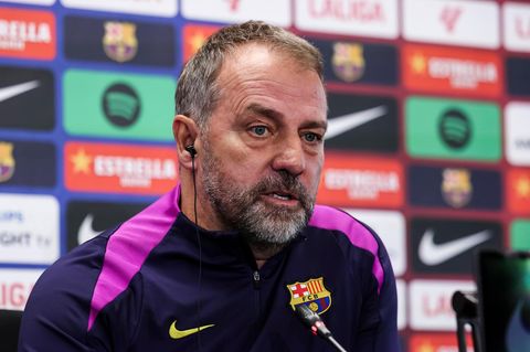 Hansi Flick bei einer Pressekonferenz des FC Barcelona