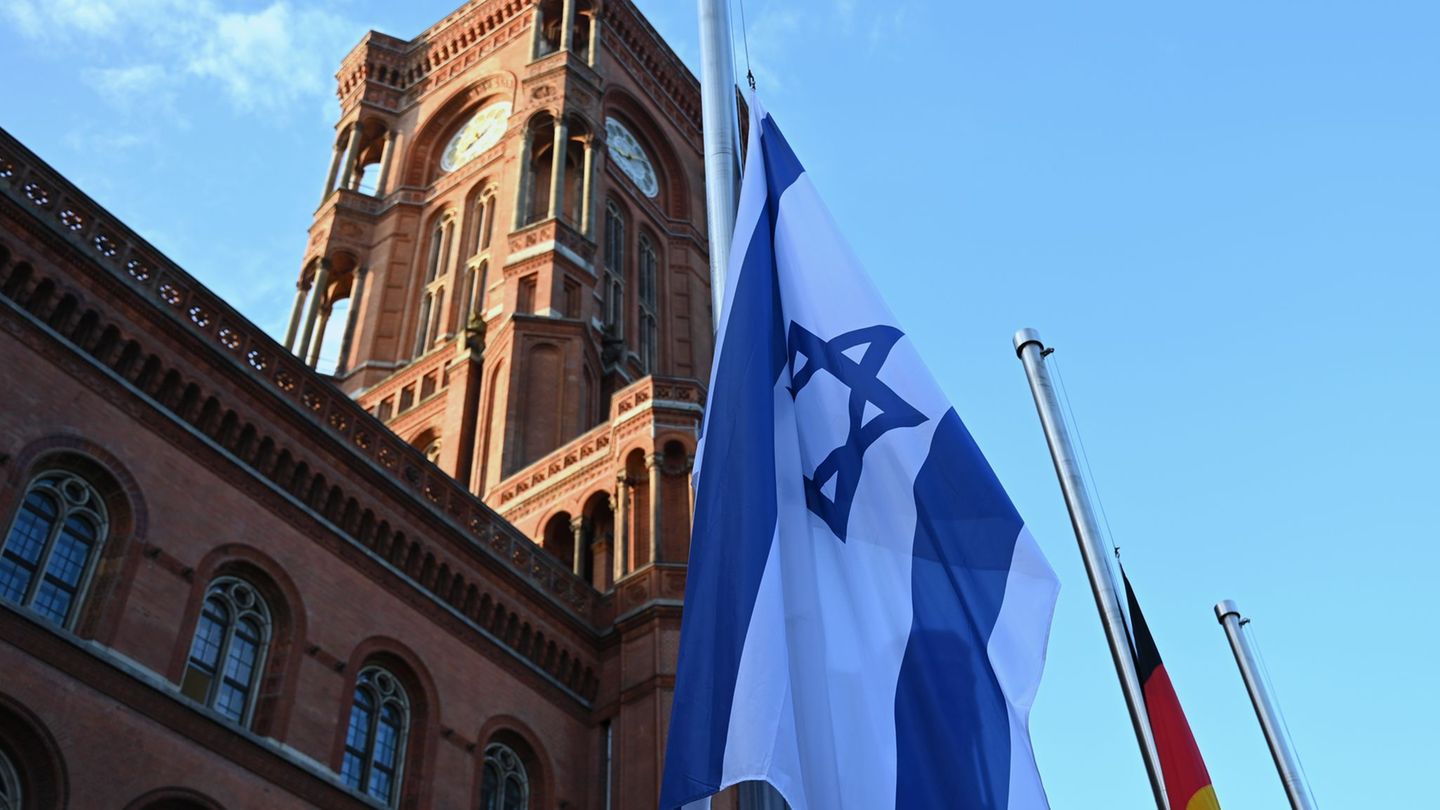 Mehr als zwei Jahre lang hing die israelische Flagge vor dem Roten Rathaus. (Archivbild) Foto: Katharina Kausche/dpa