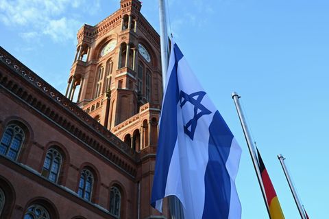 Mehr als zwei Jahre lang hing die israelische Flagge vor dem Roten Rathaus. (Archivbild) Foto: Katharina Kausche/dpa