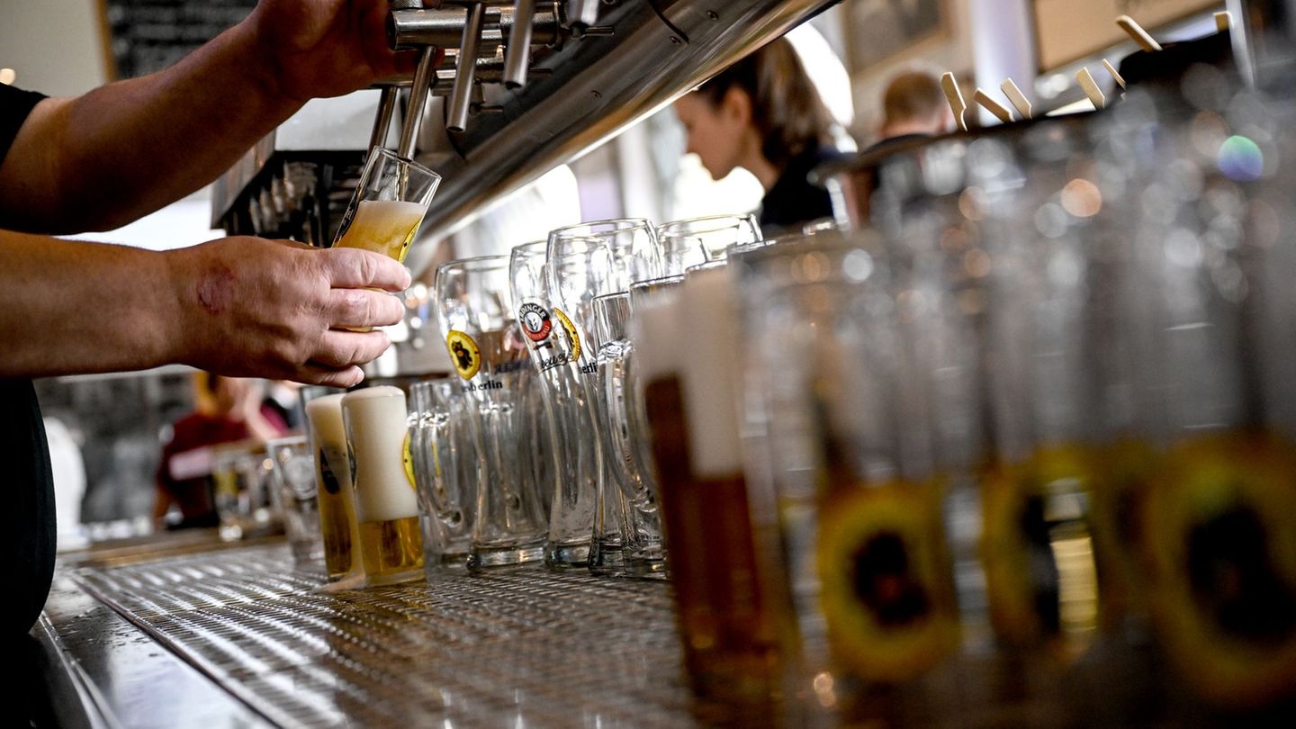 Die Gastronomie sieht sich von der Mindestlohnerhöhung besonders betroffen. (Archivbild) Foto: Britta Pedersen/dpa