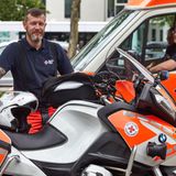 Rettende Biker  Das Ehrenamt für Biker: Motorrad fahren für die gute Sache beim Deutschen Roten Kreuz. So wie Henry Markowski. Neben seinem Vollzeitjob engagiert sich der begeisterte Biker bei der DRK-Zweiradstaffel und hat dort die Ausbildung zum Rettungssanitäter absolviert.   Wer also von seinem eigenen Zweirad auf eine der speziell ausgerüsteten BMW umsteigen und zudem noch eine fundierte Sanitätsausbildung genießen möchte  - hier ist die Gelegenheit. Die ehrenamtlichen DRK-Biker werden als sogenannte First Responder eingesetzt, die noch vor den eigentlichen Rettungskräften eintreffen und die Erstversorgung sicherstellen. Die Motorradstaffeln sind vergleichsweise dünn gesät. In Hamburg und Gelsenkirchen, Herten bei Recklinghausen gibt es Kradstaffeln sowie in Augsburg-Land, Rodgau, Contwig bei Saarbrücken oder Borken (NRW).
