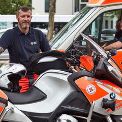 Rettende Biker  Das Ehrenamt für Biker: Motorrad fahren für die gute Sache beim Deutschen Roten Kreuz. So wie Henry Markowski. Neben seinem Vollzeitjob engagiert sich der begeisterte Biker bei der DRK-Zweiradstaffel und hat dort die Ausbildung zum Rettungssanitäter absolviert.   Wer also von seinem eigenen Zweirad auf eine der speziell ausgerüsteten BMW umsteigen und zudem noch eine fundierte Sanitätsausbildung genießen möchte  - hier ist die Gelegenheit. Die ehrenamtlichen DRK-Biker werden als sogenannte First Responder eingesetzt, die noch vor den eigentlichen Rettungskräften eintreffen und die Erstversorgung sicherstellen. Die Motorradstaffeln sind vergleichsweise dünn gesät. In Hamburg und Gelsenkirchen, Herten bei Recklinghausen gibt es Kradstaffeln sowie in Augsburg-Land, Rodgau, Contwig bei Saarbrücken oder Borken (NRW).